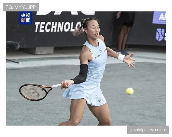 看郑钦文比赛跟明星约会似的，衣品和奢侈品都藏不住了！