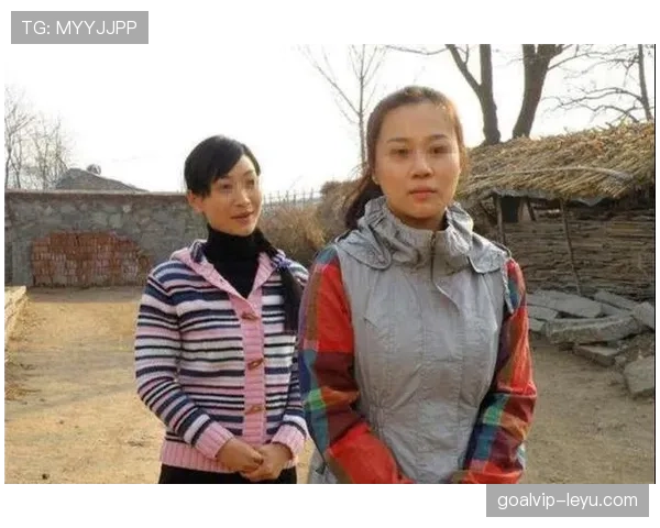 崔家溪背着限量包去买菜，楼下阿姨们当场互相打听起谁娶得起他