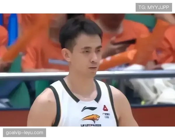 赵继伟这人设太反差了，早上鸭舌帽逛小店，晚上朋友圈全是高档餐厅——我心态炸裂